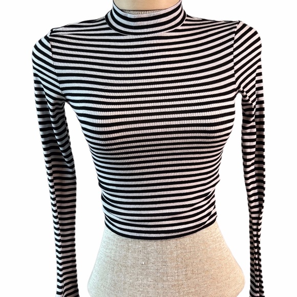 H&M Tops - Divided H&M CROP TOP size xs (0163)